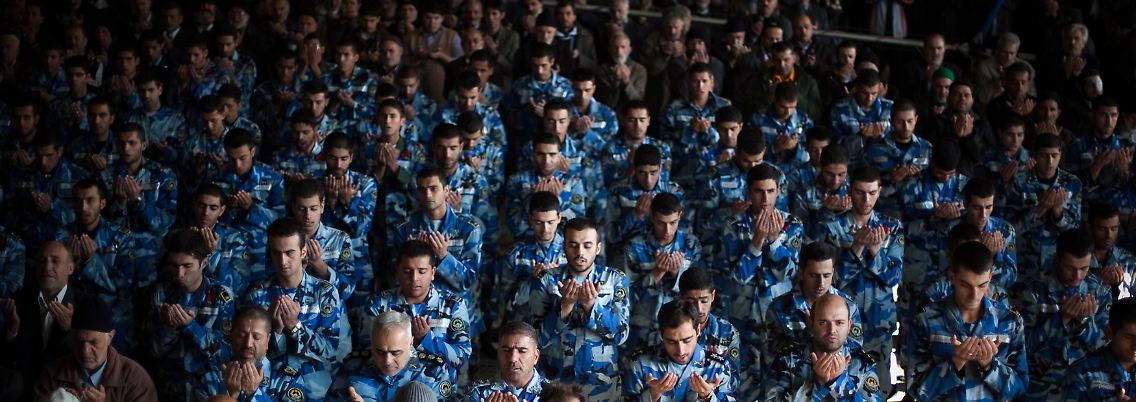 Mitglieder der iranischen Luftwaffe beim Gebet.