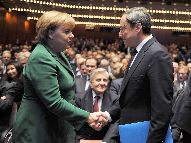 "Viel Erfolg" wünschte die Bundeskanzlerin dem neuen EZB-Chef Mario Draghi (rechts) zum Amtsantritt. (Archivbild)