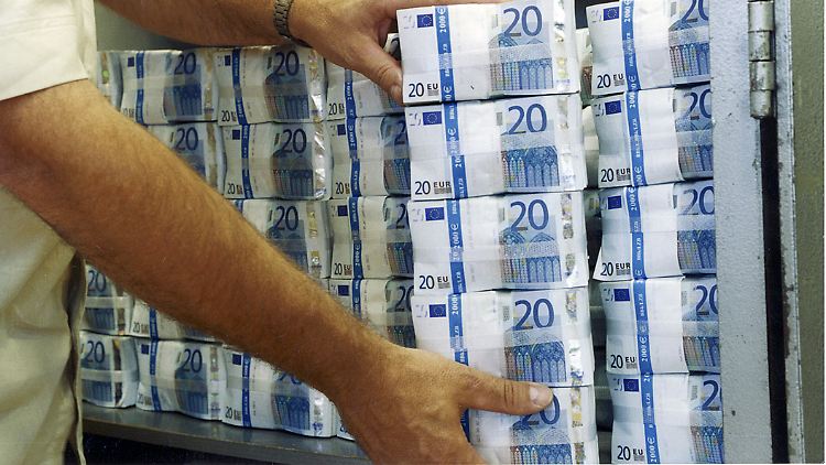Das Geld wird mit vollen Händen ausgegeben.