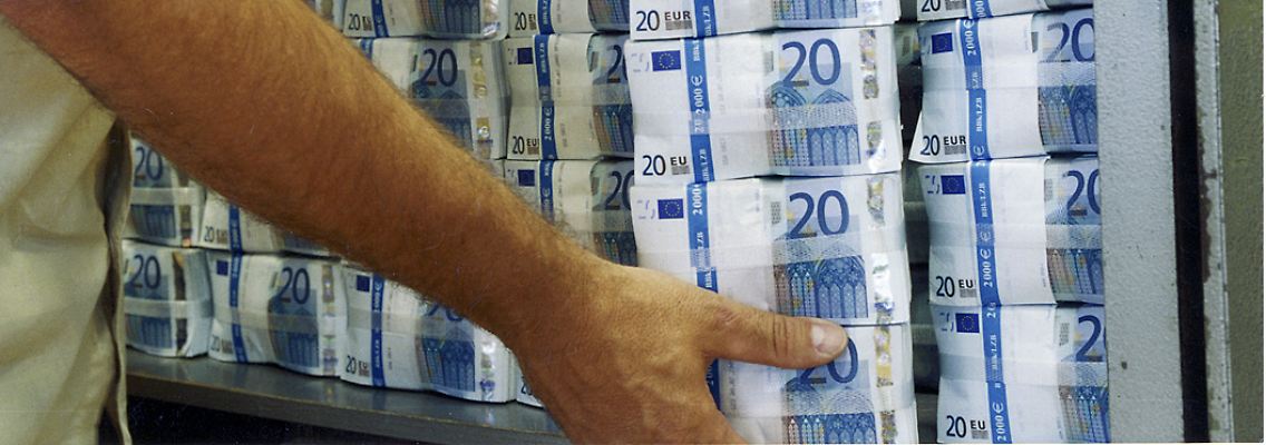 Das Geld wird mit vollen Händen ausgegeben.