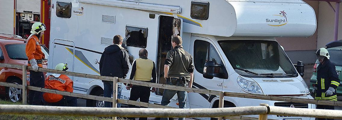 Der ausgebrannte Caravan, in dem die Toten und die Waffen gefunden wurden.