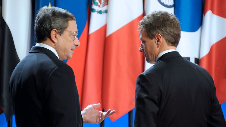 Gespräch am Rande des Gipfels: Draghi (links) und US-Finanzminister Geithner.