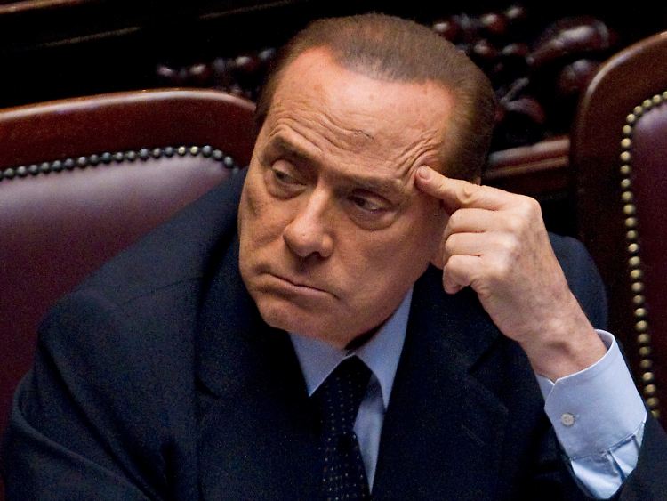 Nun gehen Berlusconi selbst die eigenen Leute von der Fahne.