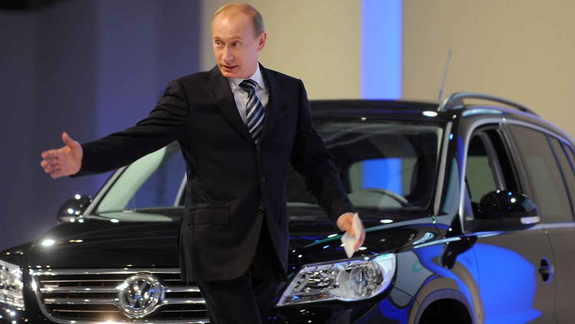 VW startet in Russland durch. Auch Regierungschef Wladimir Putin zeigte sich vor zwei Jahren in Kaluga begeistert.