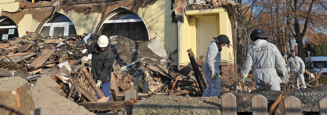 Ermittler suchen im Schutt des Zwickauer Wohnhauses nach Spuren.