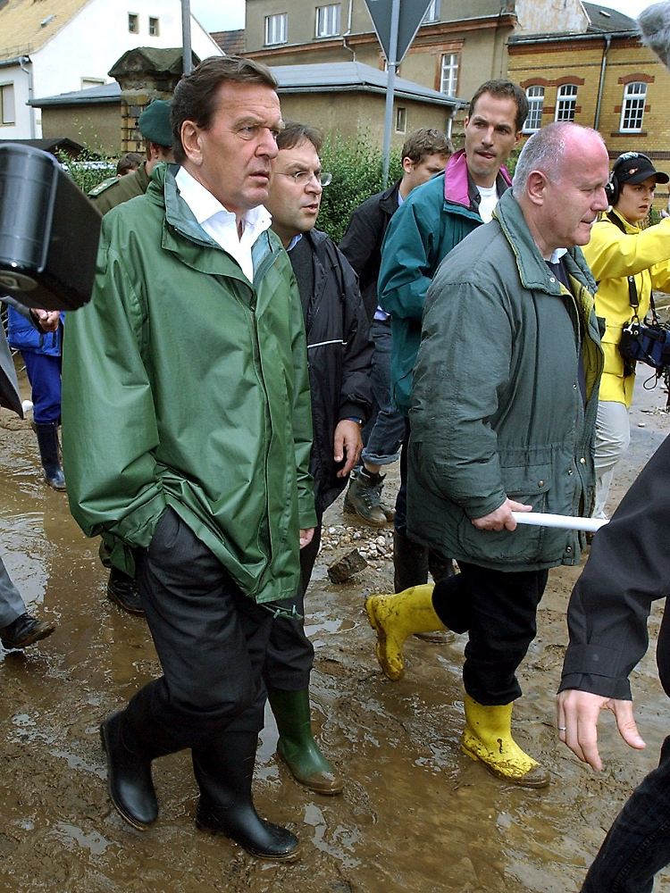 Schröder besuchte 2002 die Regionen, die von der "Jahrhundertflut" betroffen waren. Sein Auftritt in Gummistiefeln brachte ihm Sympathie und Stimmen ein.