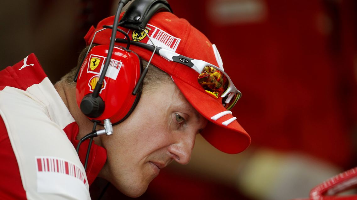 Schumacher als Berater voßn Luca Badoer in der Ferrari-Box beim Großen Preis von Europa.