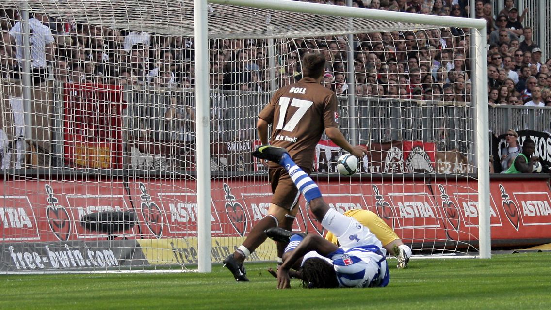 Der Paulianer Boll (links) kann das 1:1 durch Kouemaha nicht verhindern.