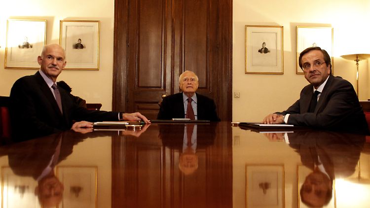 Papandreou (l.) und Samaras hatten sich am Sonntag unter Vermittlung von Staatspräsident Papoulias (M.) darauf geeinigt, eine Übergangsregierung zu bilden.