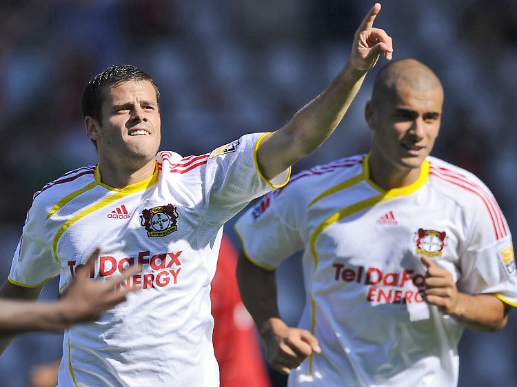 Die Leverkusener, hier Barnetta (links) und Derdyiok, erwischten in Freiburg einen Sahnetag.