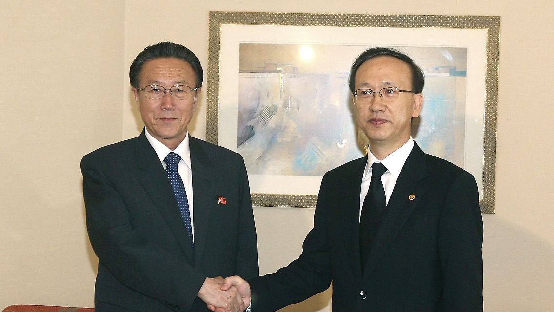 Man schüttelt wieder Hände: Der Nordkoreaner Kim Yang Gon (l) trifft den südkoreanischen Vereinigungsminister Hyun In Taek.