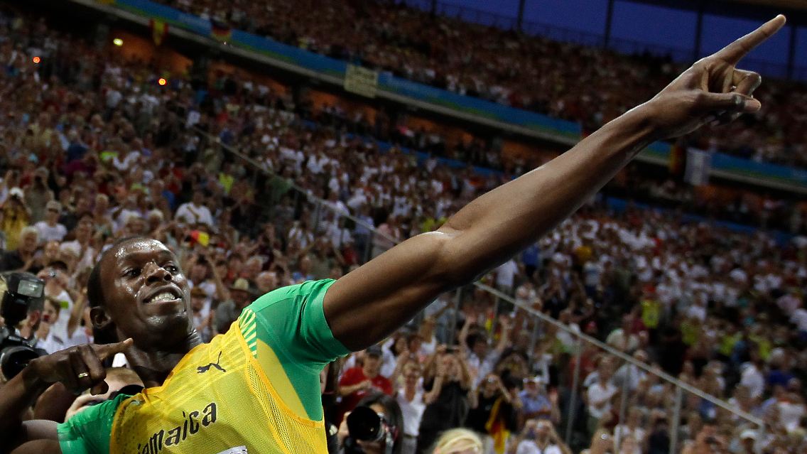 Bolt zeigt nach dem 200 Meter-Sieg seine Lieblingsgeste.