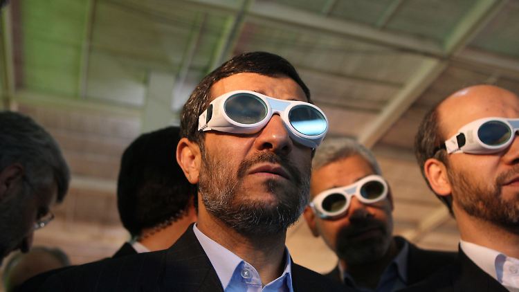 Ahmadinedschad beim Besuch einer Ausstellung für Laser-Technologie in Teheran (Archivbild).