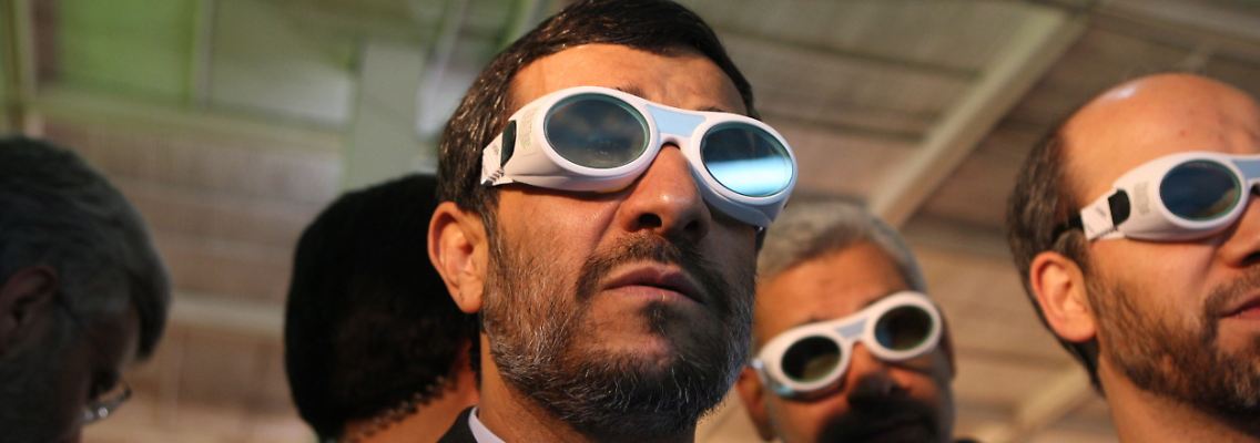 Ahmadinedschad beim Besuch einer Ausstellung für Laser-Technologie in Teheran (Archivbild).