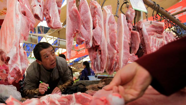 Nach oben steigen die Preise: Schweinefleisch in der Auslage eines Händlers in Wuhan.