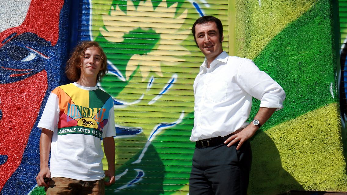 In Bautzen informierte sich Özdemir über Probleme und Förderung der Sorben - und traf unter anderem den sorbischen Nachwuchspolitiker Julian Nyca.