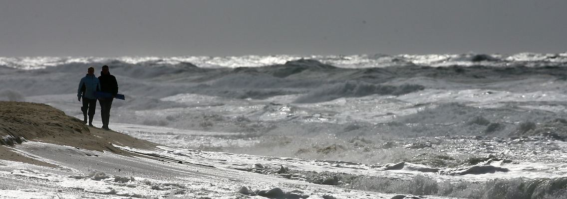 Aufgewühlte Nordsee am Strand von Westerland auf Sylt.