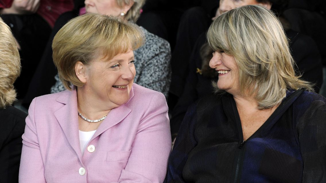 Früher Vorbild, heute nicht mehr? Alice Schwarzer (r) mit Kanzlerin Merkel.
