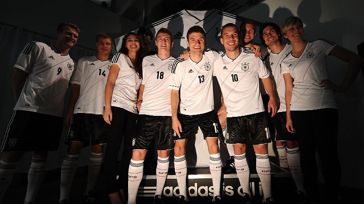 Models und Nationalspieler präsentieren das Leibchen für 2012.
