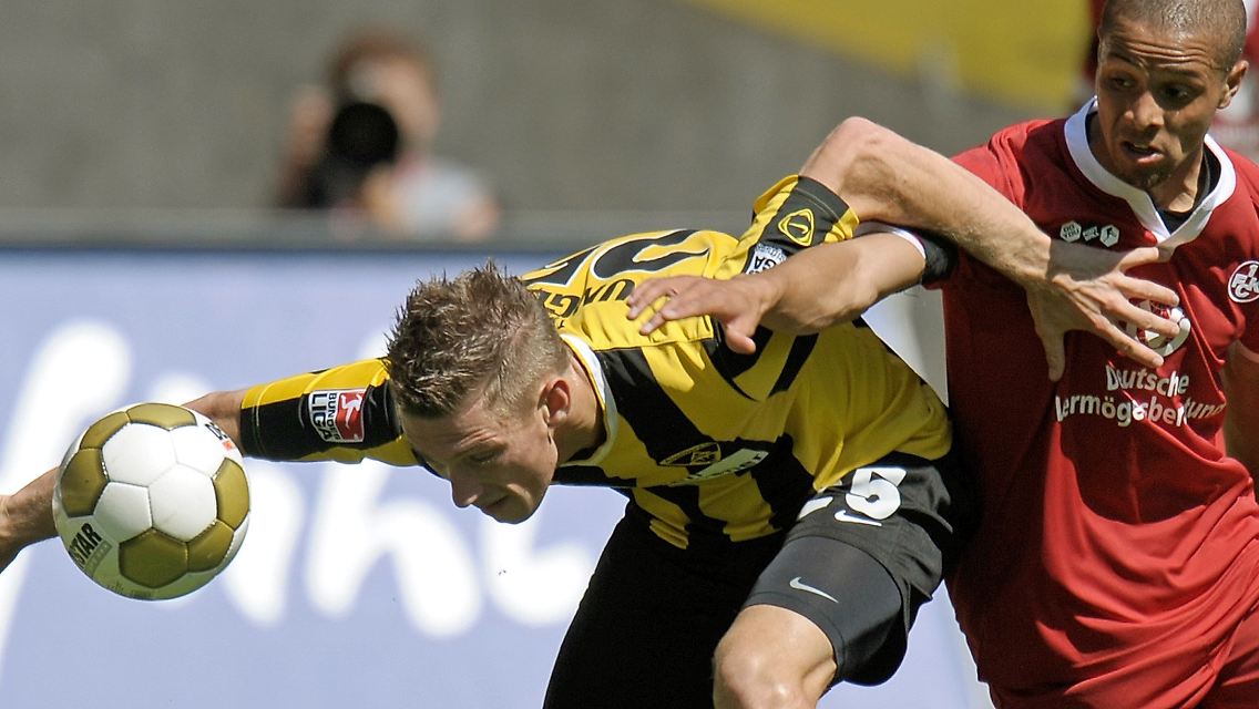 Der Lauterer Sidney Sam im Zweikampf mit im Zweikampf mit Aachens Manuel Junglas.