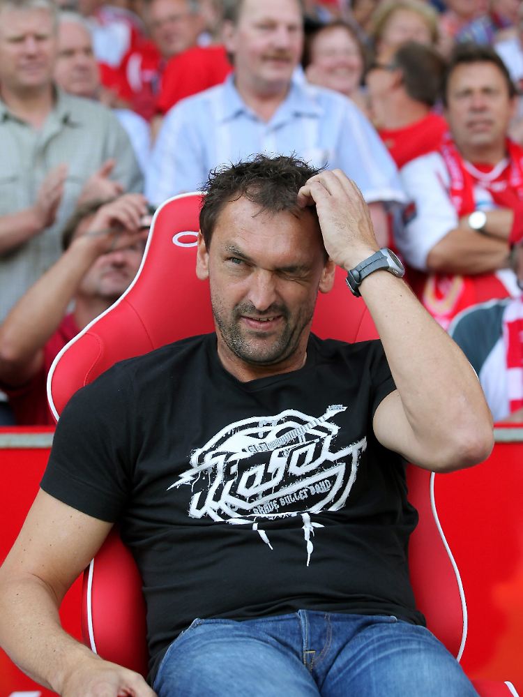 Hat er was geahnt? Cottbus' Trainer Wollitz vor dem Spiel.