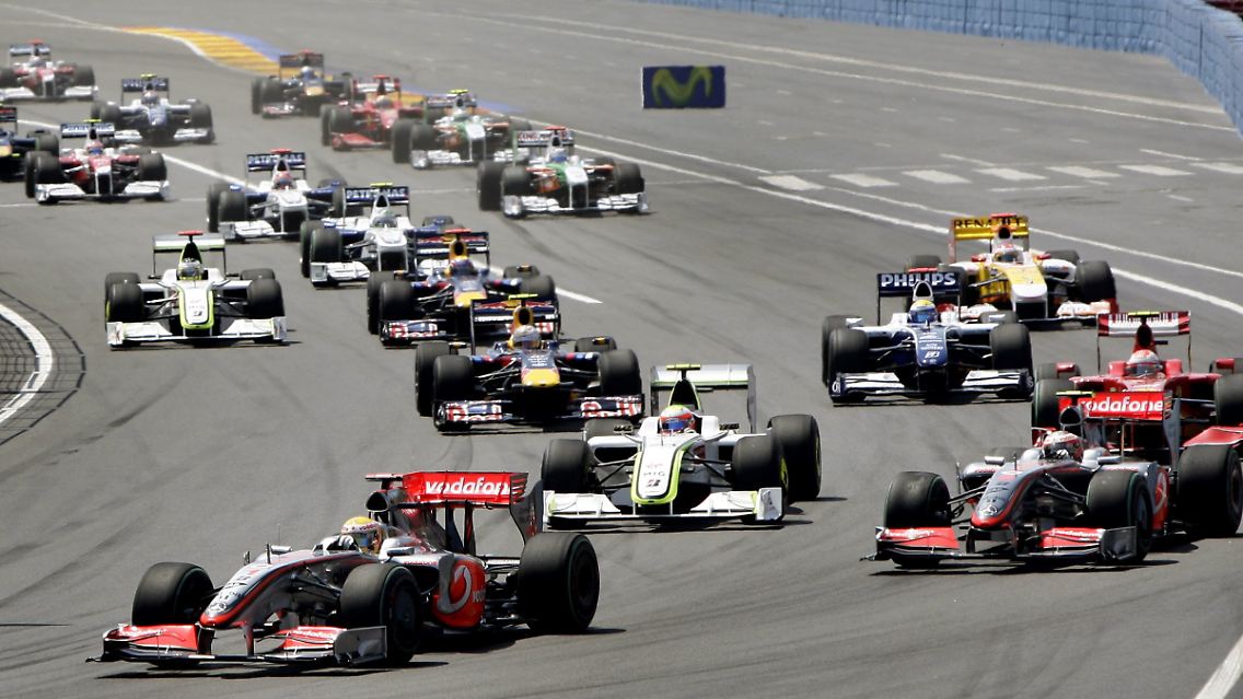 Nach dem Start hatte Lewis Hamilton das Feld noch angeführt.