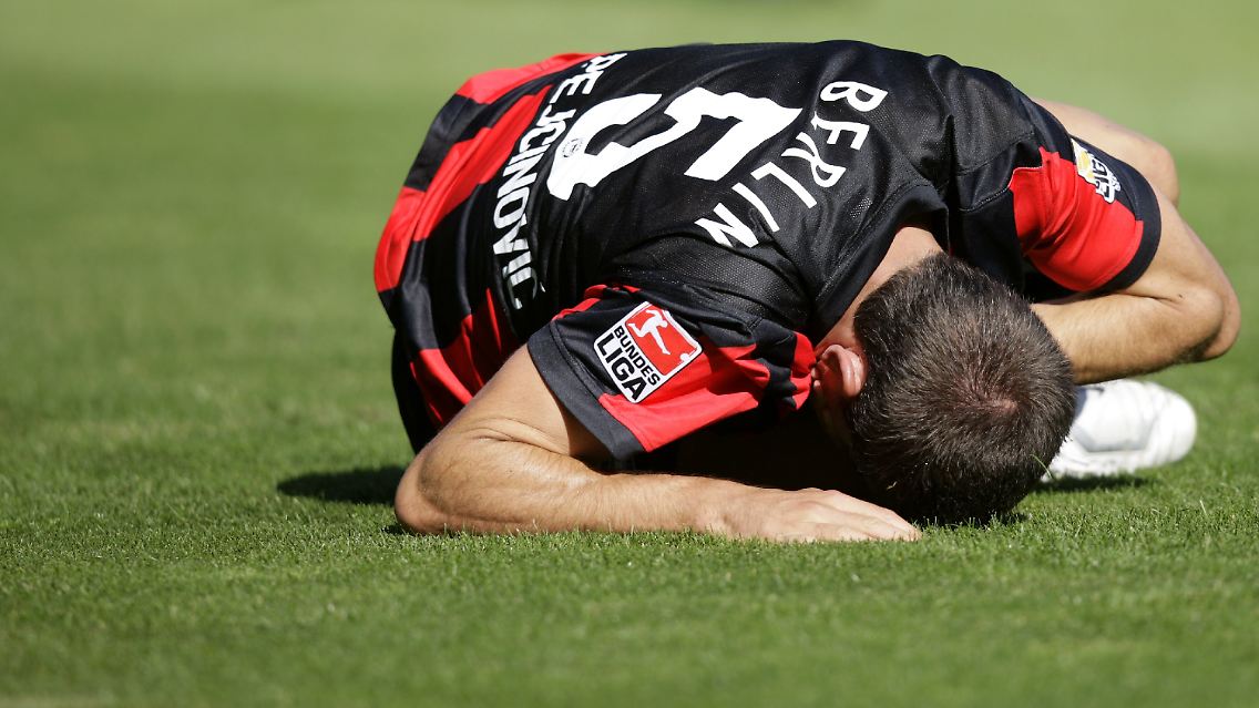 Ein Sinnbild für die Stimmung nach dem Saisonstart: Herthas Pejcinovic am Boden.