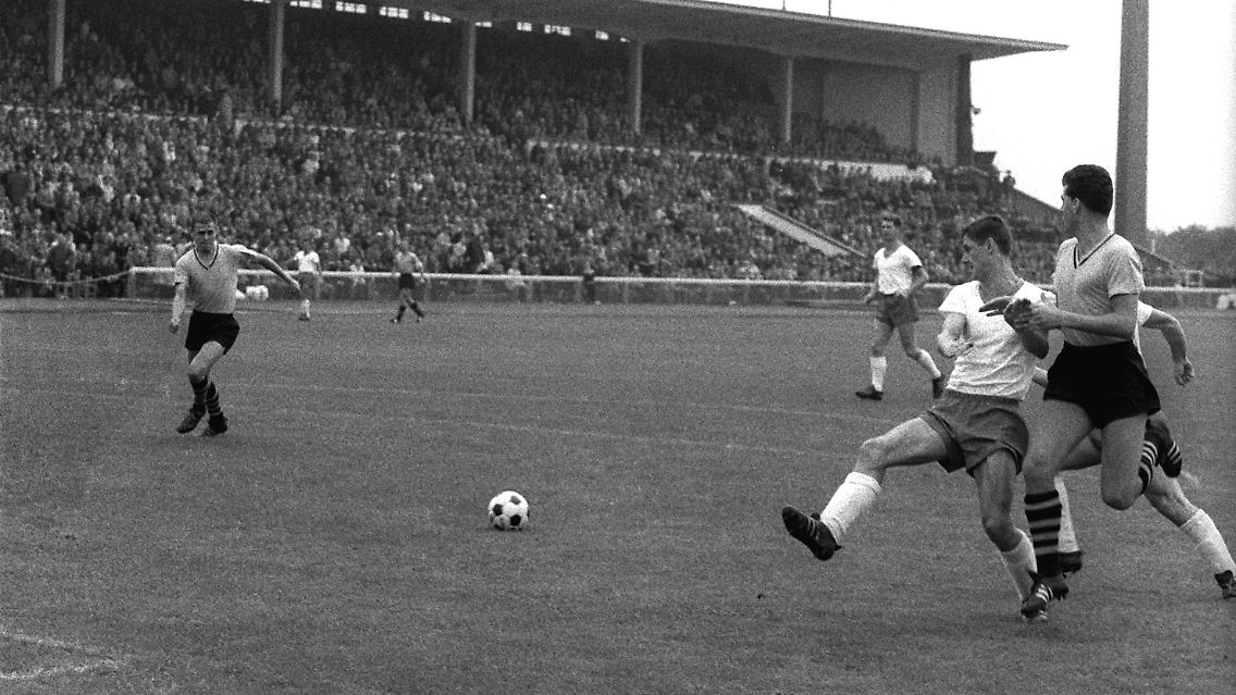 Dortmund gegen Bremen war die erste Partie der deutschen Bundesliga (Archivbild vom 24.08.1963).