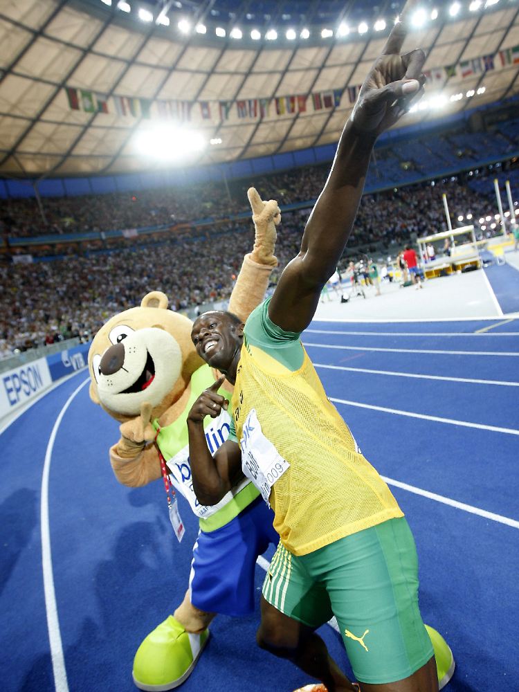 Gute-Laune-Bomben: Maskottchen Berlino und Wahl-Berlino Bolt feiern Bolts Sieg.
