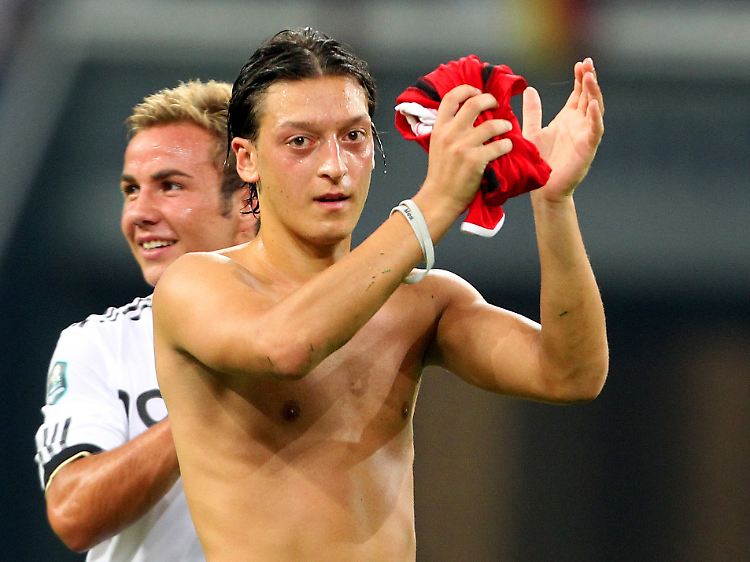 Mesut Özil ist der Chef und offensiver ausgerichtet. Mario Götze arbeitet ihm aus defensiverer Position zu. So stellt sich Löw die Arbeitsteilung in Kiew vor.