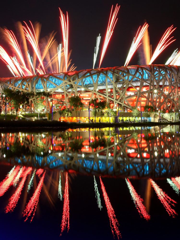 Feuerwerk über dem Vogelnest während der Probe für die Eröffnungsfeier der Olympischen Spiele 2008 in Peking (Archivfoto vom 02.08.2008).