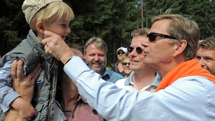 Westerwelle zeigt sich "nah am Menschen".