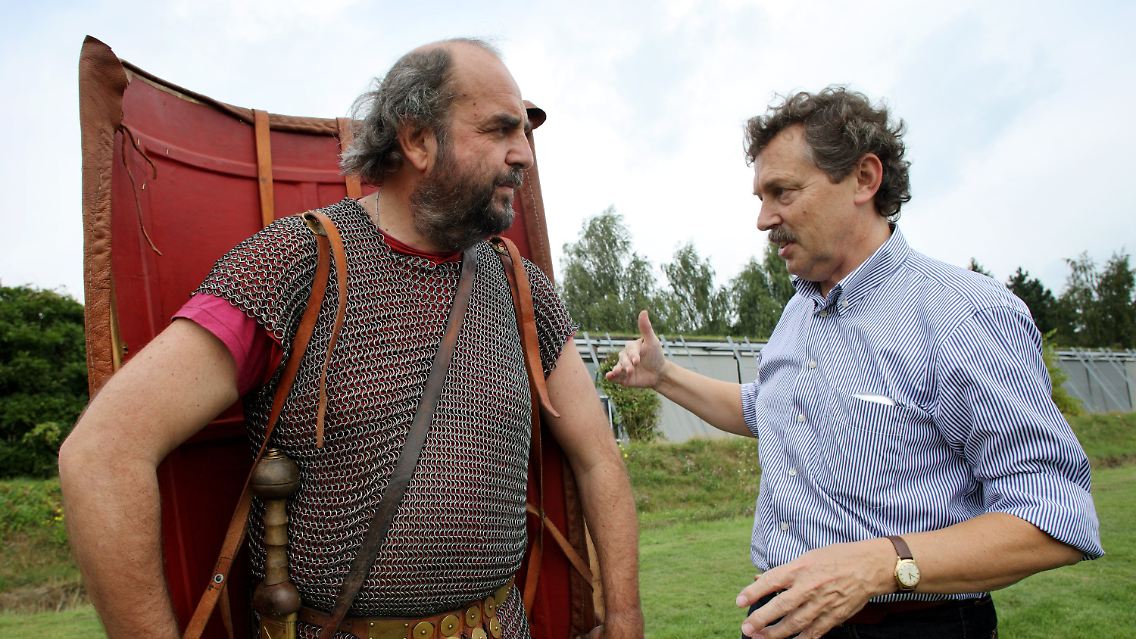 Gerd Korinthenberg erhält letzte Instruktionen von Rudolf Asskamp, Leiter des LWL-Römermuseums in Haltern.