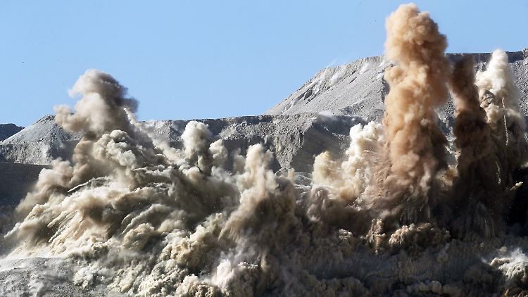 Kontrollierte Sprengung in der Tagebaugrube von Chuquicamata in Chile: Unter den Gesteinsbrocken schlummern Goldadern und Kupfererze.
