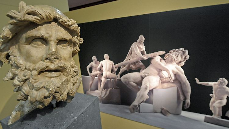 Ein Gipsabguss des Kopfes des Odysseus (links) und eine Rekonstruktion der Skulpturengruppe "Polyphem wird geblendet" von Sperlongo im Mannheimer Reiss-Engelhorn-Museum.