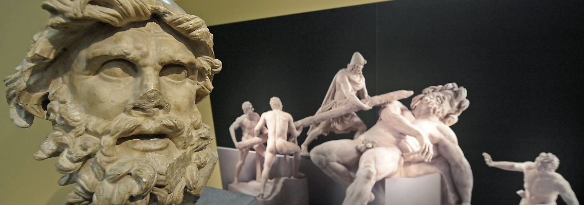 Ein Gipsabguss des Kopfes des Odysseus (links) und eine Rekonstruktion der Skulpturengruppe "Polyphem wird geblendet" von Sperlongo im Mannheimer Reiss-Engelhorn-Museum.