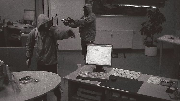 Bilder der Überwachungskamera von einem Bankraub in Arnstadt am 9. September, der Uwe B. und Uwe M. zur Last gelegt wird.