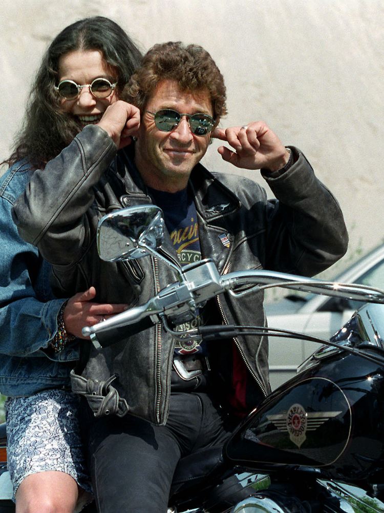 Mit Jule Neigel, das Rocker-Image pflegend ...