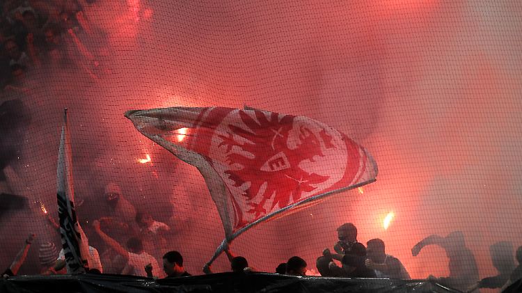 Noch sieht Sky Deutschland rot - trotz dank Bundesligarechten wachsender Kundenzahl.