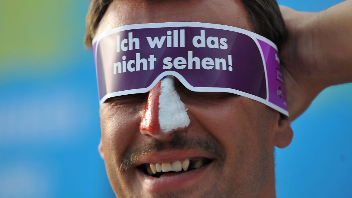 Anders als gemeint: Mit diesen Brillen warb der Dopingopfer-Hilfe-Verein für sauberen Sport. Man könnte es aber auch anders interpretieren: Jede positive Dopingprobe stört die Show.