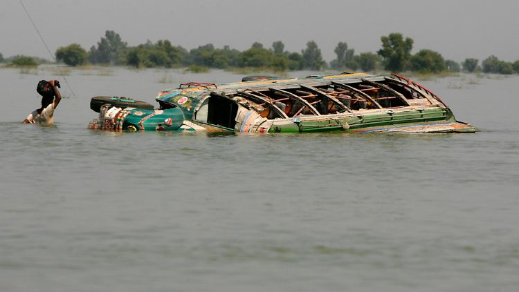 Extremwetterereignisse nehmen weiter zu: Bei den Überschwemmungen im Sommer 2010 in Pakistan kamen hunderte Menschen ums Leben.