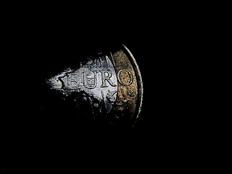 Es wird langsam dunkel für den Euro. Wer bringt das Licht?