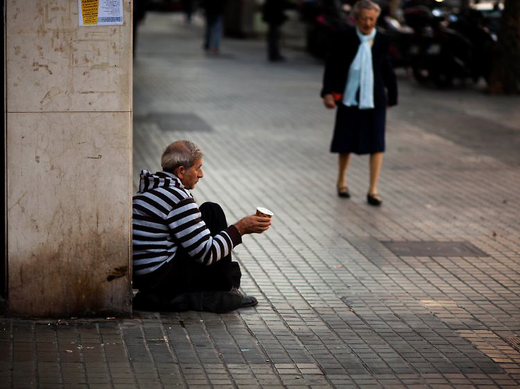 Bettler in Barcelona. Spanien hat mit einer hohen Arbeitslosenquote zu kämpfen.