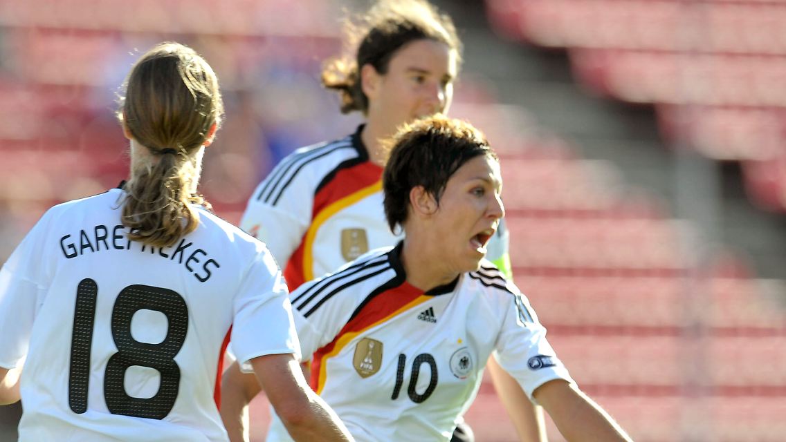 Tor für Deutschland: Linda Bresonik freut sich über das 1:0.
