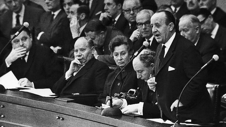 Elisabeth Schwarzhaupt während der Debatte über die "Spiegel"-Affäre im Bundestag am 8. November 1962. Ganz links Franz-Josef Strauss.