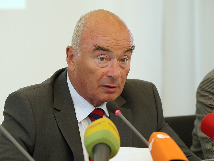"Das Rockerunwesen nicht dulden": Brandenburgs Innenminister Schönbohm bei der Pressekonferenz in Potsdam.