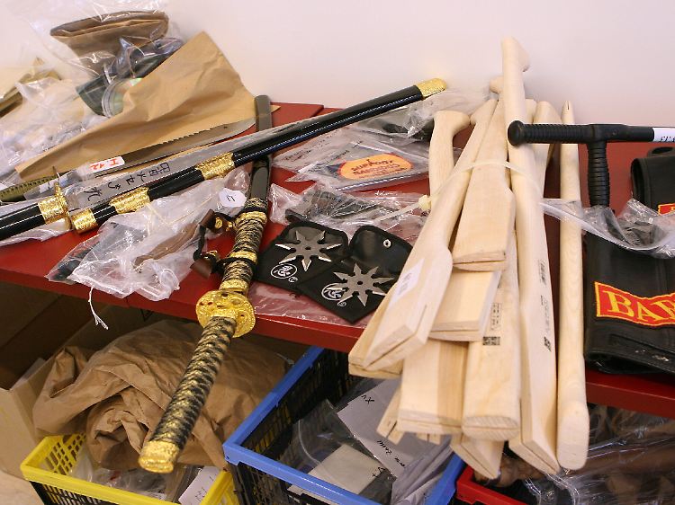 Bei Rockern beschlagnahmte Pistolen, Wurfsterne und Samuraischwerter.