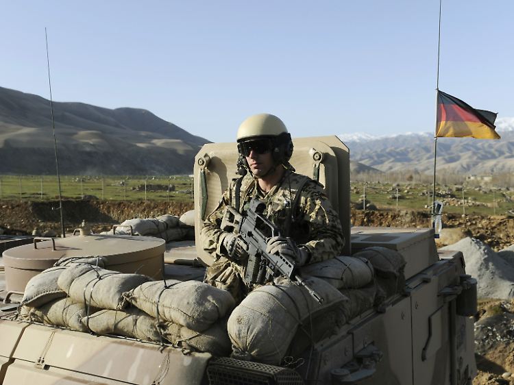 Die Bundesregierung hält an der Illusion der bewaffneten Entwicklungshelfer für Afghanistan fest.