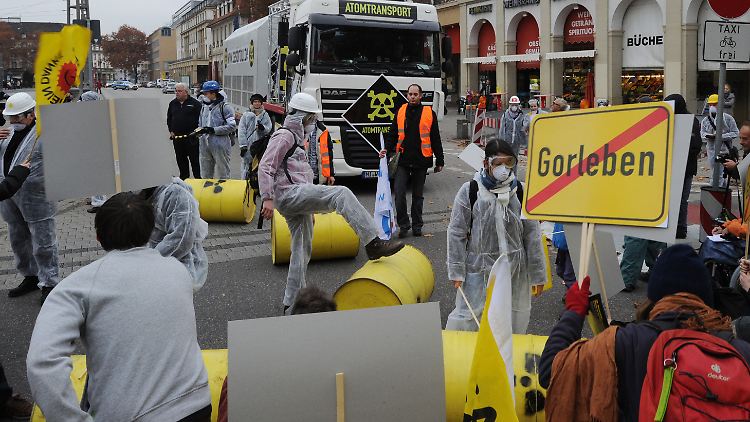Anti-Atom-Aktivisten bei einer Demonstration in Karlsruhe.
