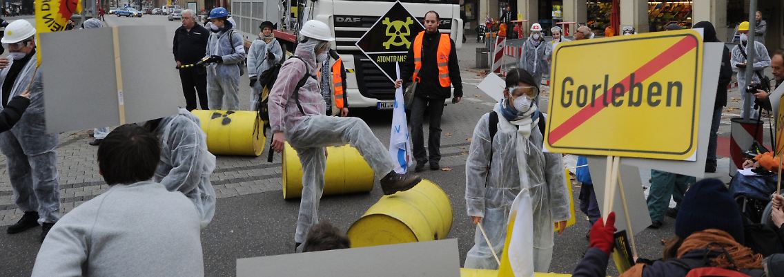 Anti-Atom-Aktivisten bei einer Demonstration in Karlsruhe.